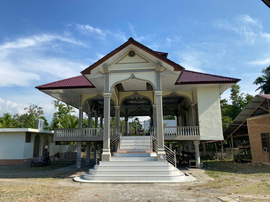 Meunasah Paku. Meunasah ini terletak di Dusun Paku, Gampong Sukon Paku, Kecamatan Glumpang Baro